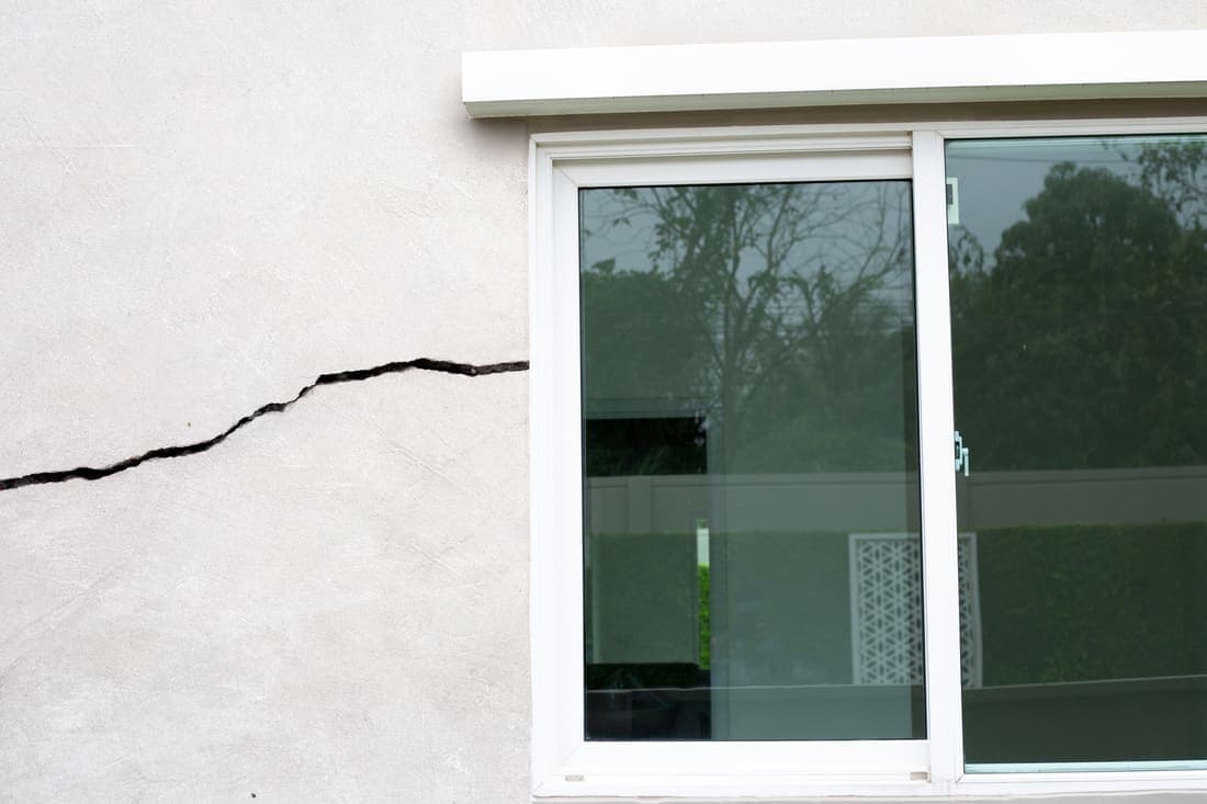 Maison individuelle présentant une fissure sur sa façade