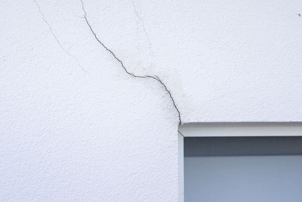 Réparation d'une fissure de façade de maison
